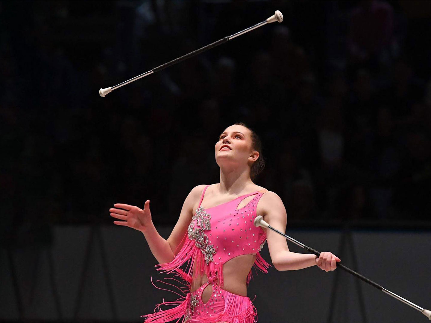 Sportlerin zeigt Twirling mit zwei Batons