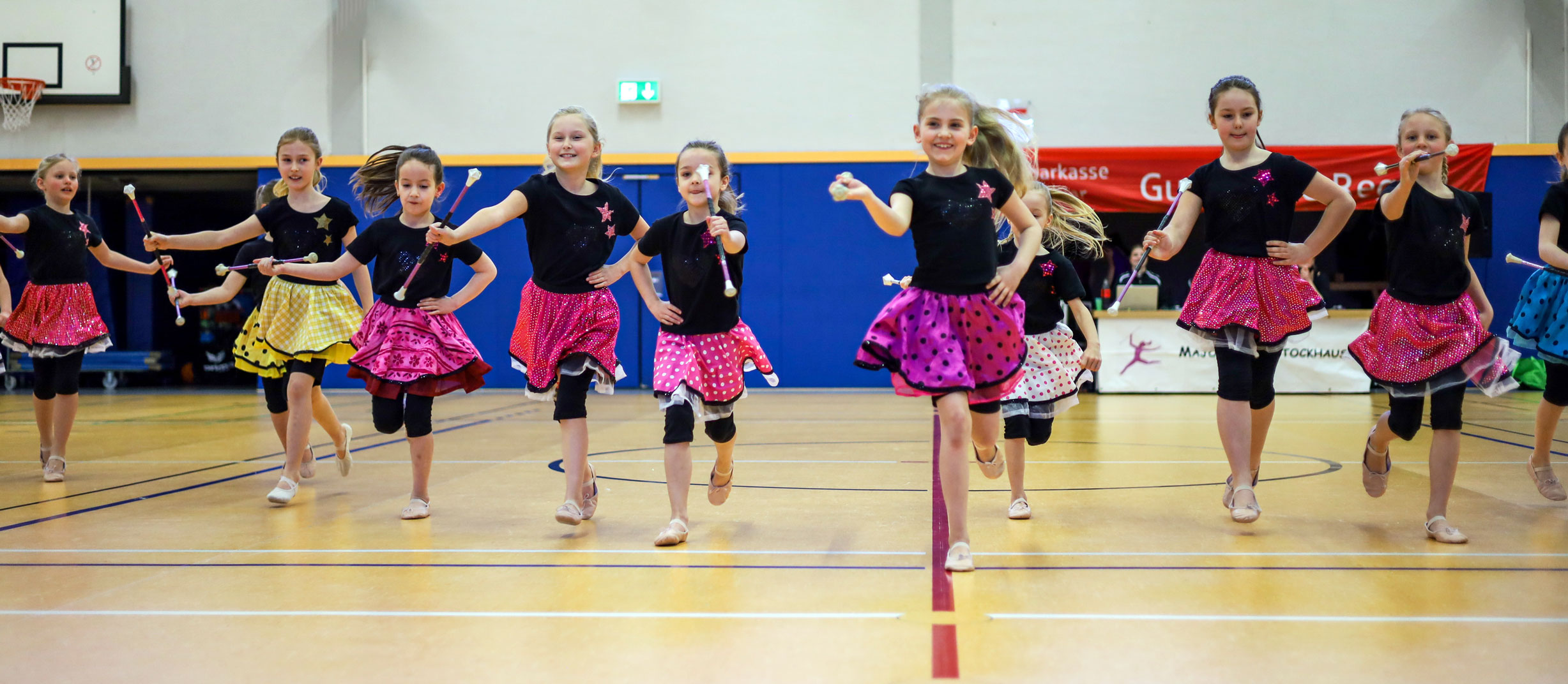 junge Twirlerinnen zeigen ihren ersten Tanz